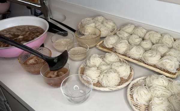 92万回再生！パパ不在中の子ども10人！そうめんの意外なアレンジ法に「まねしたい」の声！