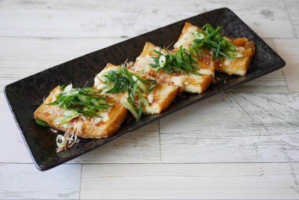 【厚揚げでご飯をかきこめるなんて！】「厚揚げのウマすぎる食べ方」みそ×チーズは最高！