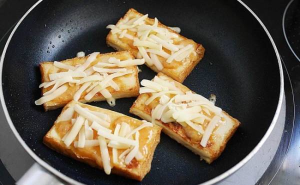 【厚揚げでご飯をかきこめるなんて！】「厚揚げのウマすぎる食べ方」みそ×チーズは最高！