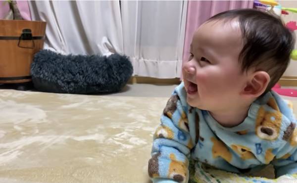 59万回再生！大好きなパパを見るとまさかの反応をしてしまう赤ちゃんの姿が「可愛すぎる」と話題！