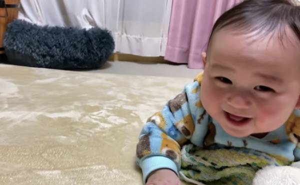 59万回再生！大好きなパパを見るとまさかの反応をしてしまう赤ちゃんの姿が「可愛すぎる」と話題！