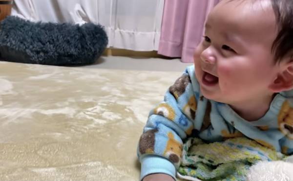 59万回再生！大好きなパパを見るとまさかの反応をしてしまう赤ちゃんの姿が「可愛すぎる」と話題！