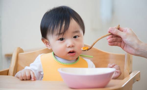 壮絶すぎる！4歳児＆0歳の双子との夕食…疲れきった私が「やめたらラクになったこと」とは！？