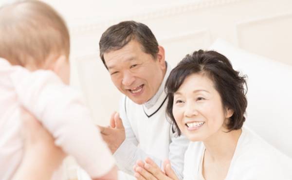 「少しなら平気」「寒そうだから」よかれと思って…に助産師さんが警告！じいじ・ばあばの困った子育て