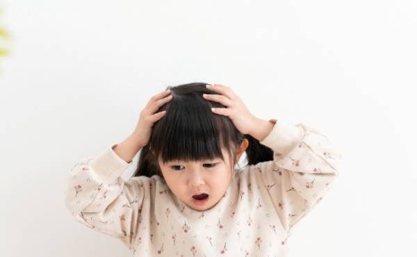 今どき感染するの！？突然「頭がかゆい」とグズりだした娘⇒髪の毛を見ると「白いヤツ」がいて…！？