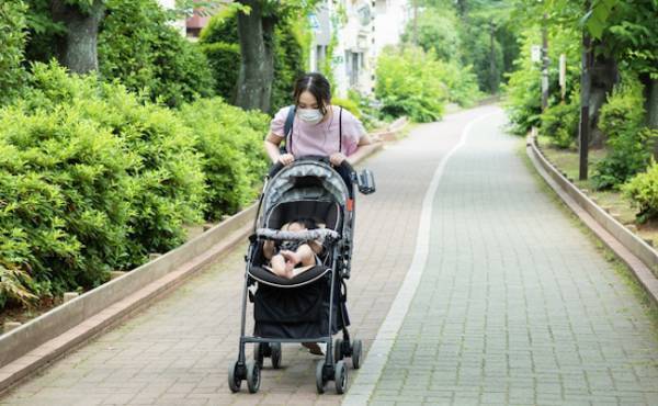 実は間違っているかも！？「乳幼児との夏のお出かけ」暑さ対策のやりがちNG！【現役保育士が解説】