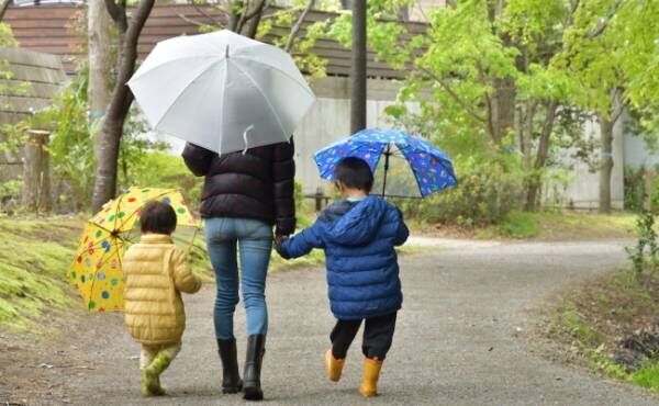 大ケガの原因に！？衛生面にも注意！「梅雨時期の保育園への持ち物」見過ごしがち＆やりがちNG