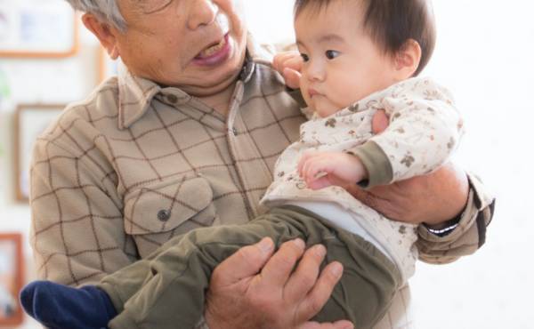 「孫をたたいた！？」息子の頭を無表情でたたく義父を見ていられない！納得できなかった義父の教育方針