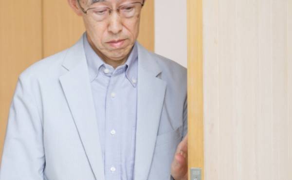 「もしかして子ども嫌い？」引っ越しのあいさつで不愛想だった年配男性⇒大泣きする息子にまさかの！？