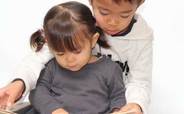 「静かにして！」宿題をしたい長男と遊んでほしい1歳の長女⇒2人の様子を見た次男が驚きの行動に！？