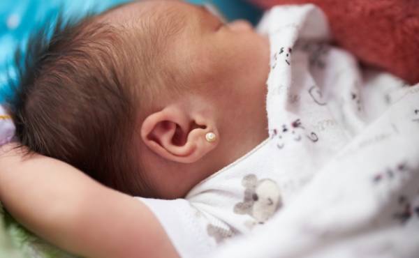 「新生児にピアス！？」バトル勃発！娘の耳にあけたがる義母とあけたくない私→その後、意外な展開に…