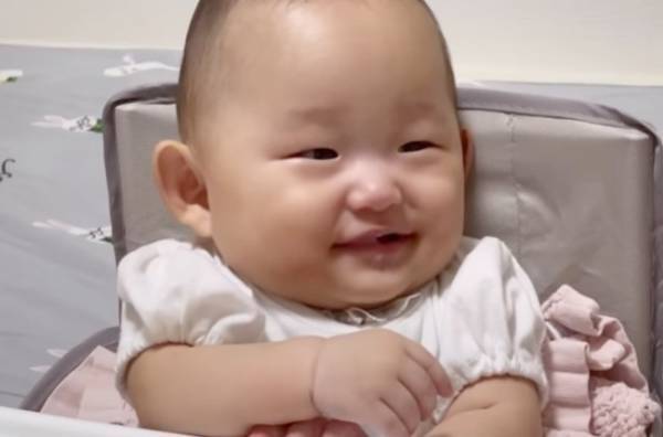 【3つ子ちゃん】離乳食どうしてる？初めての離乳食に密着！⇒それから5カ月後、まさかの争奪戦に！？