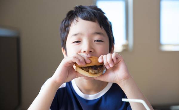 「矛盾してない！？」子どもにファストフード食べさせない「自然派ママ」の言動にモヤモヤ【体験談】