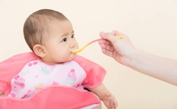 「食べたそうにしてる！」早産で生まれた娘⇒ごめんね…離乳食を急いで始めた結果、後悔することに！？