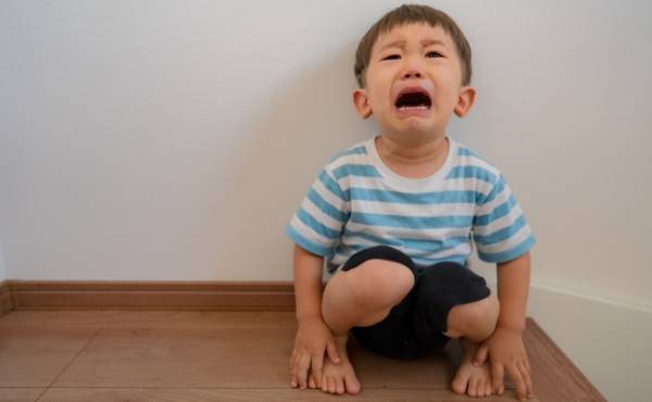 「じゃあもういい」眠くなるとパニックになる次男にイライラ。すると、上の子たちがまさかの行動に！？