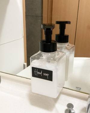 【100均】部屋中の壁面が「浮かせる収納スペース」に！？引っかける⇔取り外すが簡単に叶うアイテム