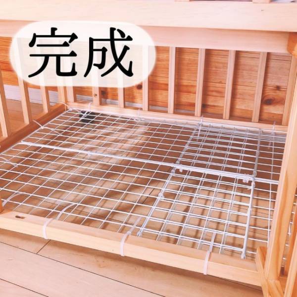 【100均】「ないなら作ればいい！」簡単♪ダイソーで買える材料でベビーベッドの収納を有効活用！