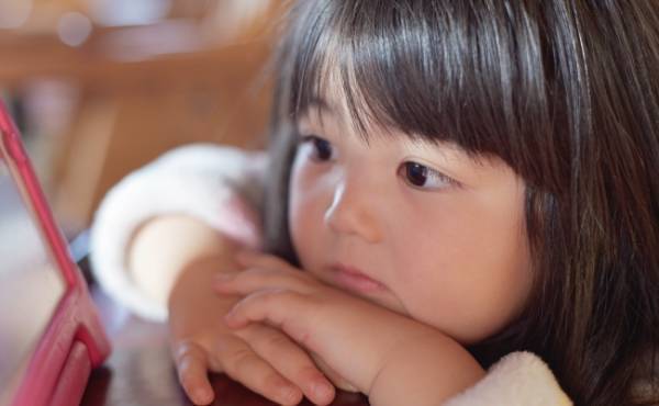 弟が生まれてから、まばたきが増えた娘。医師に「チックの症状です」と言われ、私たち夫婦の対応は！？