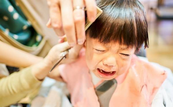 「痛い！」美容院で大暴れの、音に敏感な息子。自宅でカットしても嫌がられ、私はだんだん憂うつに…