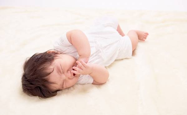 「ぎゃああああ」物音と娘の泣き声で飛び起きた！→後悔…添い乳後に起きた衝撃の出来事とは！？