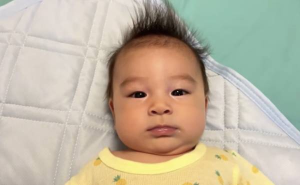 10万回再生！50歳のシンパパ、赤ちゃんが発熱してパニックに…！？奮闘する姿に応援の声多数！