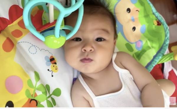 10万回再生！50歳のシンパパ、赤ちゃんが発熱してパニックに…！？奮闘する姿に応援の声多数！