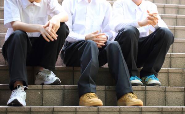 男子中学生がマンションの階段にたむろ。「怖いな…」緊張しつつ間を通ろうとすると、驚きの展開に！？