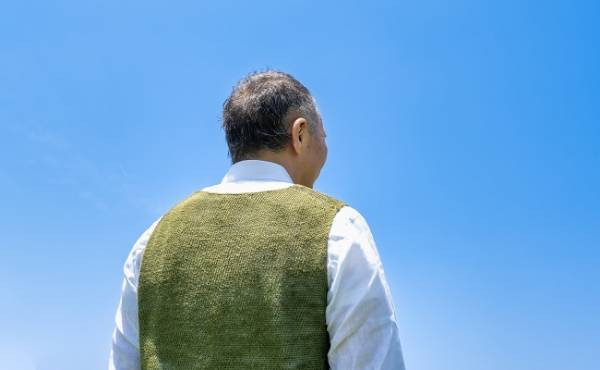 かんしゃくで地べたに寝転がる息子にお手上げ状態の私⇒すると見知らぬおじさんに声をかけられて…！？