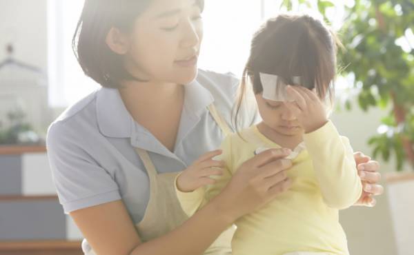 「会社休んだ意味ないじゃん！」高熱の娘を放置して自分のことばかり…戦力外すぎる夫に妻ブチギレ！