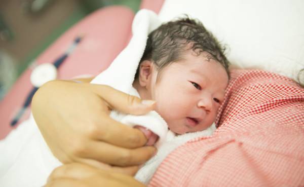 「赤ちゃんは生まれたのに、なんで！？」出産直後、医師が焦った表情で…一体何が起きているの！？