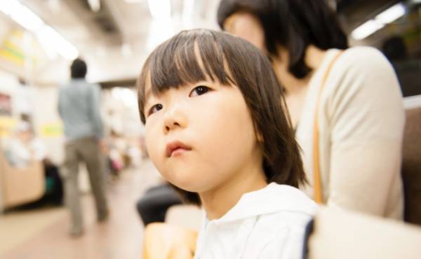 「じっとして！」電車で子ども2人連れた大変そうなママに遭遇→声をかけようとしたら衝撃の展開に！？