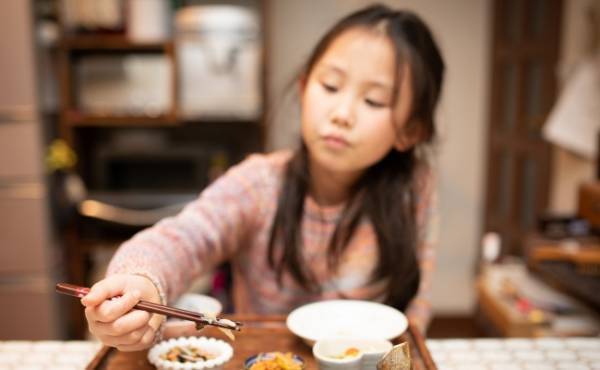 「ごめんね…」娘にひとりで食事をさせていたシングルマザーの私。ある日、娘の食卓での姿を見て涙が！