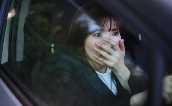 絶体絶命！バックしてくる前の車がクラクションを鳴らしても止まらない！？→私は恐怖で過呼吸になり…