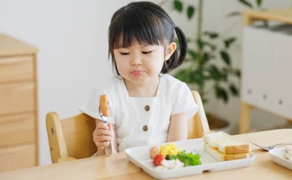 「普段は楽しい食卓なのに…」休日に夫がいると黙って食べる子どもたち→理由は明白だった…！？