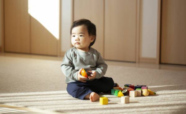 「怠け者だね！」ママ友の言葉や医師の反応で、歩かない次男に不安を感じてしまい…【体験談】