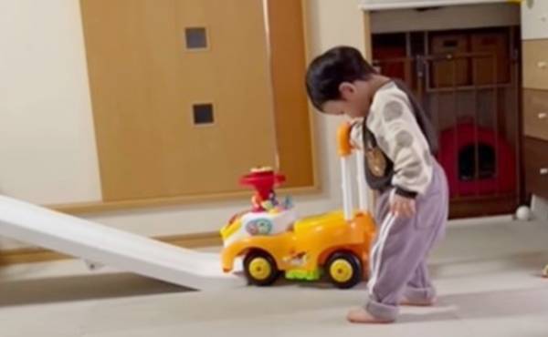 【19歳差の姉弟】151万回再生！姉に叱られて…あからさまに落ち込む素直な1歳児がキュートすぎ♡