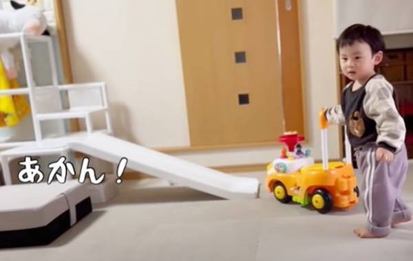 【19歳差の姉弟】151万回再生！姉に叱られて…あからさまに落ち込む素直な1歳児がキュートすぎ♡