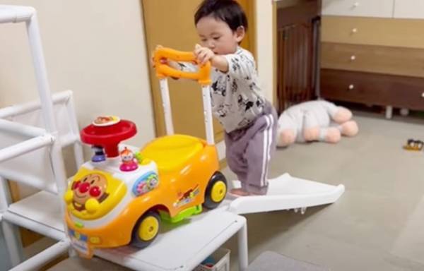 【19歳差の姉弟】151万回再生！姉に叱られて…あからさまに落ち込む素直な1歳児がキュートすぎ♡