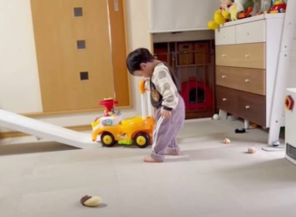 【19歳差の姉弟】151万回再生！姉に叱られて…あからさまに落ち込む素直な1歳児がキュートすぎ♡