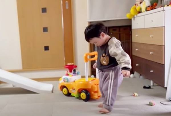 【19歳差の姉弟】151万回再生！姉に叱られて…あからさまに落ち込む素直な1歳児がキュートすぎ♡