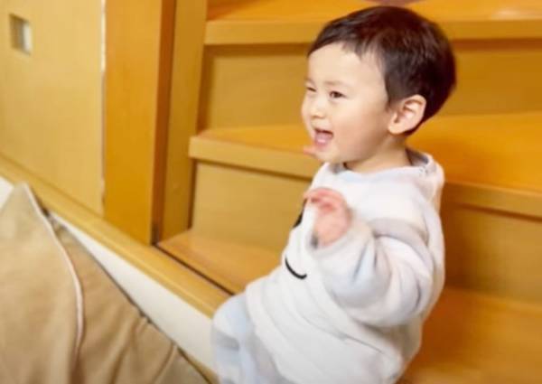 【19歳差の姉弟】151万回再生！姉に叱られて…あからさまに落ち込む素直な1歳児がキュートすぎ♡