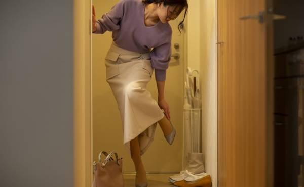 「ありえない！」散らかっているし、肌着姿なのに！？→妻の外出中、夫が勝手に友人を家に上げていた！