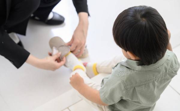 つい言いがちな「早くして」は子どもにNG！？現役保育士が教える【子どもを動かす声かけ】とは？