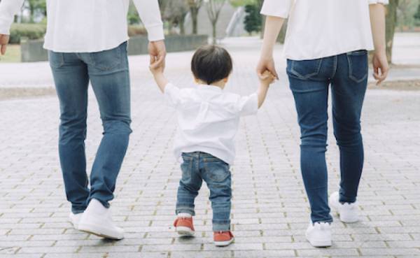 「デニムファッション実は危険！？」現役保育士が注意喚起【秋冬の子どもの服装選び】やりがちNGは？