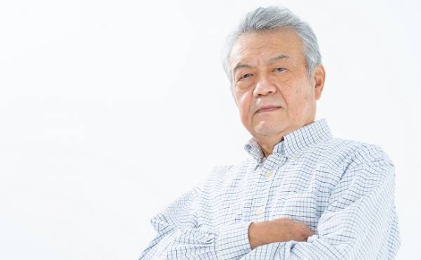 「やばい…怒られる！」息子がぐずり、民家の前で立ち往生⇒玄関から住人の年配男性が出てきて…！？