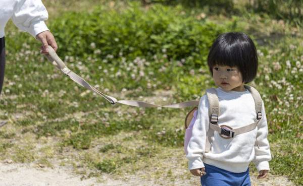 「自由にしてあげたら？」公園で起きた子ども用ハーネス論争→そこに現れた育児の大先輩の言葉に感激！