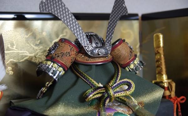 「さすがにひどい…！」息子の初節句はパパのお下がり！？⇒カビだらけの五月人形を見て思わず絶句…