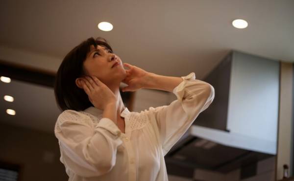 平日21時になると「ドンドン」と騒音が…→上の階に住む家族に遭遇し、娘のひと言で事態が急展開！？