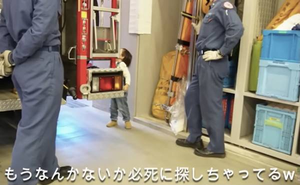 34万回再生！消防車が大好き♡好奇心旺盛な男の子が質問攻め！消防士さんによる驚きの神対応とは！？