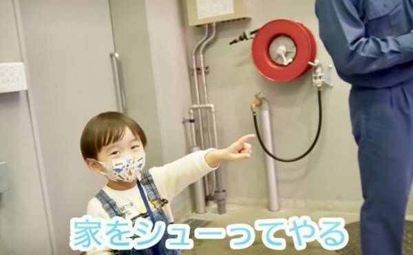 34万回再生！消防車が大好き♡好奇心旺盛な男の子が質問攻め！消防士さんによる驚きの神対応とは！？